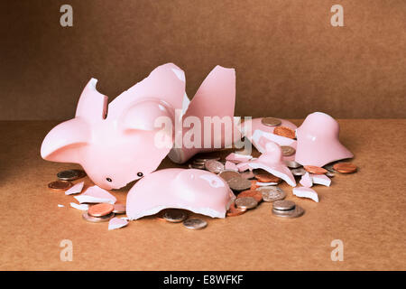 Broken piggy bank on counter Banque D'Images