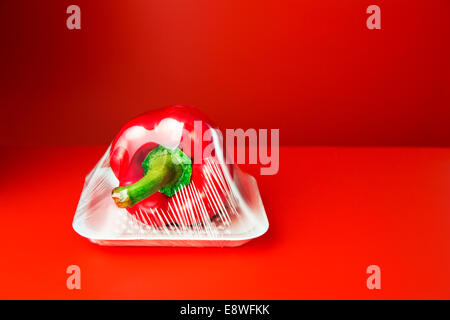 Close up of bell pepper shrink enveloppé dans du plastique Banque D'Images