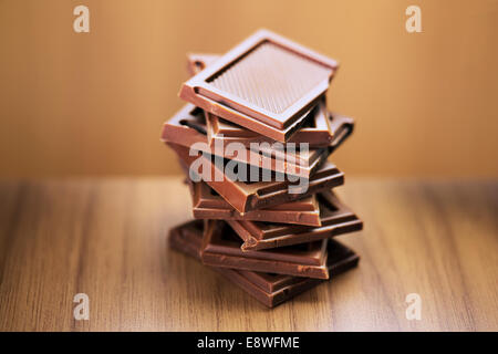 Close up of pile de carrés de chocolat Banque D'Images