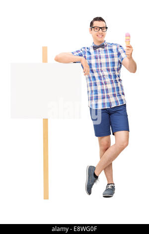 Portrait d'un homme joyeux holding une glace à côté d'un bandeau blanc isolé sur fond blanc Banque D'Images