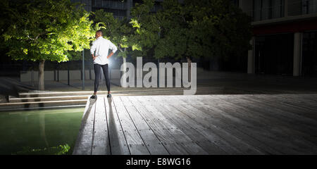 Homme debout en parc de nuit Banque D'Images