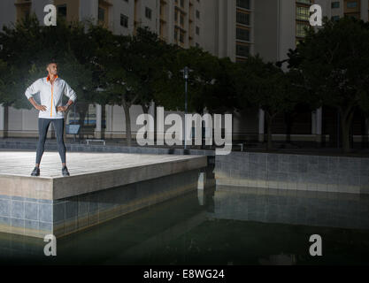 Homme debout dans la ville parc de nuit Banque D'Images