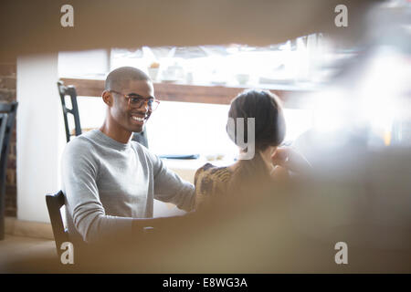 Couple talking in cafe Banque D'Images