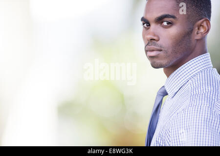 Businessman standing outdoors Banque D'Images