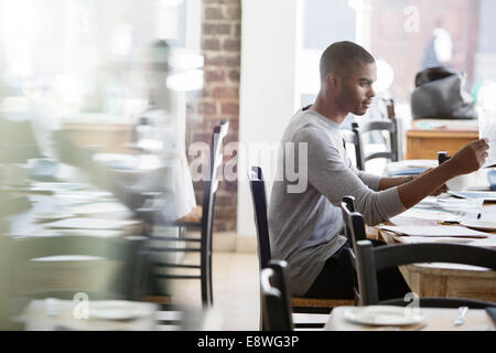 Documents woman in cafe Banque D'Images