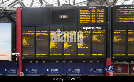 Temps de départs et arrivées de sélection montrant horaire de train la gare de Liverpool Lime Street, Merseyside, Royaume-Uni Banque D'Images