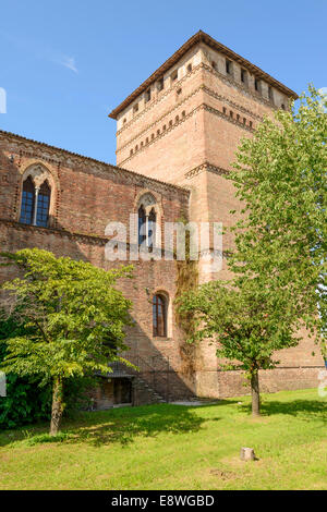 Vue de la tour sur le coin sud-est de l'ancien château Sforzesco, tourné en lumière d'été lumineux Banque D'Images