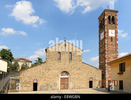 Vue depuis l'ouest de l'ancienne église romane et son clocher dans la région de la Brianza, près de Milan, tourné en lumière d'été lumineux Banque D'Images