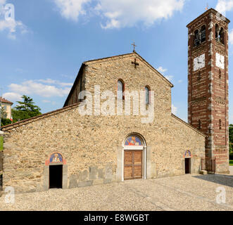 Vue depuis l'ouest de l'ancienne église romane et son clocher dans la région de la Brianza, près de Milan, tourné en lumière d'été lumineux Banque D'Images