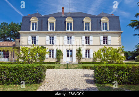 Château Guiraud sur une journée ensoleillée. Guiraud a obtenu le statut de Premier Cru dans le classement 1855. Banque D'Images