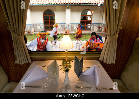 Train de luxe au Pérou de Cuzco à Machu Picchu. Orient Express. Belmond. Former à l'intérieur. Musiciens et danseurs traditionnels en costum Banque D'Images