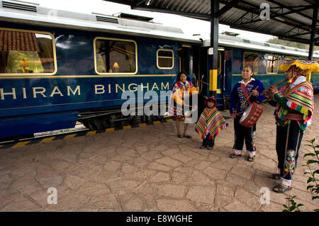 Train de luxe au Pérou de Cuzco à Machu Picchu. Orient Express. Belmond. Musiciens et danseurs en costumes traditionnels égayer Banque D'Images