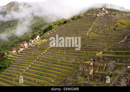 Terrasses à l'intérieur du complexe archéologique de Machu Picchu. Machu Picchu est une ville d'altitude dans les montagnes des Andes dans modern Banque D'Images