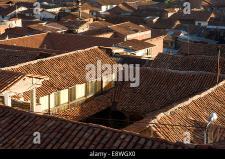 Vieille ville de Cuzco où dominent les toits de tuile. Cuzco. Situé dans les Andes péruviennes, Cuzco, élaboré en vertu de la règle de l'Inca Pachac Banque D'Images