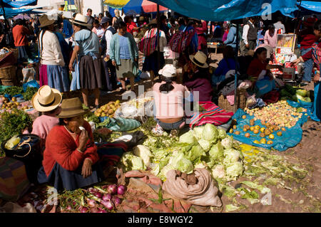 Pisac Dimanche Jour de marché. Pisac. Vallée Sacrée. Pisac Pisac, ou en quechua, est une petite ville située à environ 35 km de Cuzco. Pisac est meilleur Banque D'Images