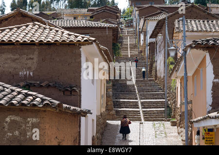 Rues en pente dans le petit village de Chinchero dans la Vallée Sacrée près de Cuzco. Chinchero est un petit village indien andin loca Banque D'Images