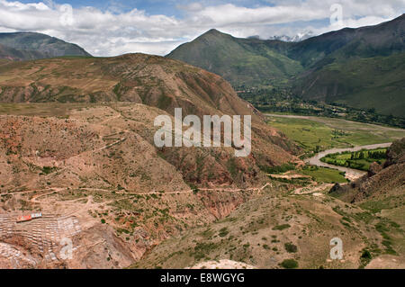 Vue générale de la Vallée Sacrée près de Cuzco depuis les mines de sel de Maras. La Vallée Sacrée des Incas ou la vallée de l'Urubamba Banque D'Images