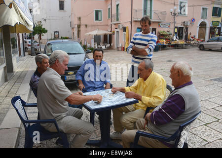 Les hommes jouent aux cartes à la place Saint-Marc, Gargano, Pouilles, Italie Banque D'Images