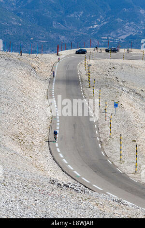 Des cyclistes et route jusqu'au Mont Ventoux, Luberon, Vaucluse, Provence, France Banque D'Images