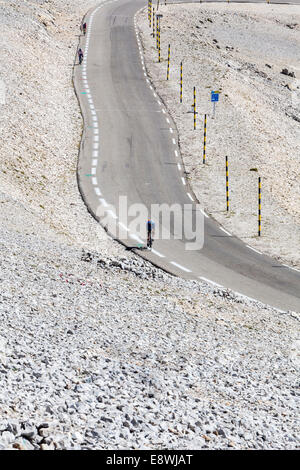 Des cyclistes et route jusqu'au Mont Ventoux, Luberon, Vaucluse, Provence, France Banque D'Images