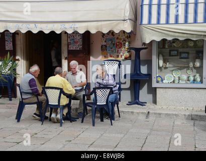 Les hommes jouent aux cartes à la place Saint-Marc, Gargano, Pouilles, Italie Banque D'Images