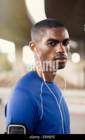 L'homme au casque de l'exercice on city street Banque D'Images