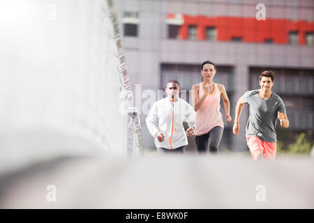 Les Amis en marche à travers les rues de la ville ensemble Banque D'Images