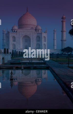 TAJ MAHAL AGRA INDE AVEC MOONLIGHT Banque D'Images