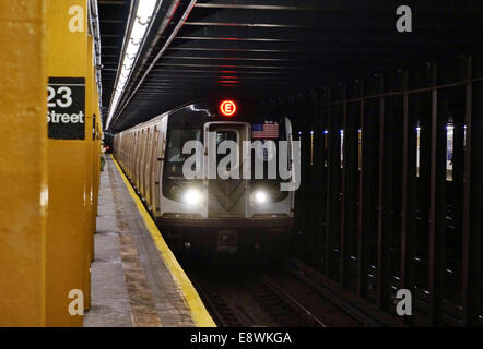 Un train arrive à la station de métro 23rd Street à New York, 16 septembre 2014. Photo : Soeren Stache/DPA - AUCUN FIL SERVICE - Banque D'Images