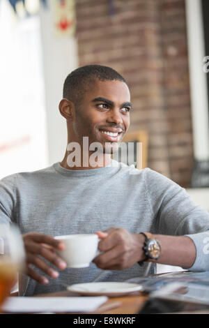 Man having coffee in cafe Banque D'Images