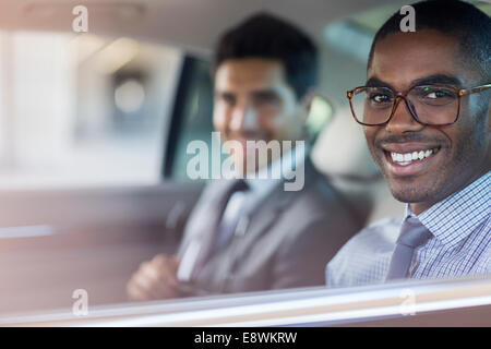 Smiling businessmen sitting in car Banque D'Images