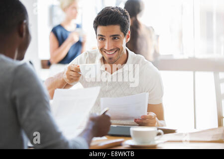 Businessman drinking coffee at meeting in cafe Banque D'Images