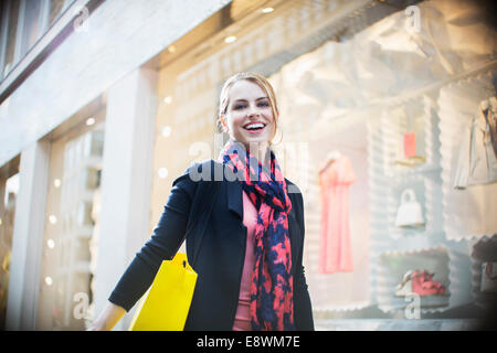 Woman shopping on city street Banque D'Images