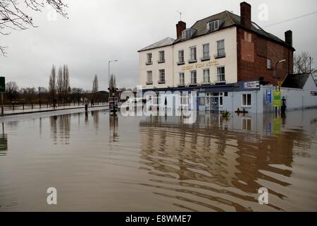 L'inondation comme Worcester la rivière severn éclate ses banques. Banque D'Images