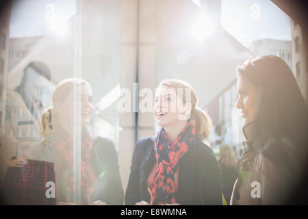 Des femmes qui parlent on city street Banque D'Images