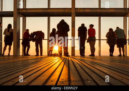 Silhouettes de personnes contre le ciel du soir et le soleil tout en regardant à travers les fenêtres de l'intérieur et de l'haut de la Shard, London, England, UK Banque D'Images