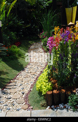 Jardin paysager avec des cailloux et blocs en bois chemin de pied Banque D'Images