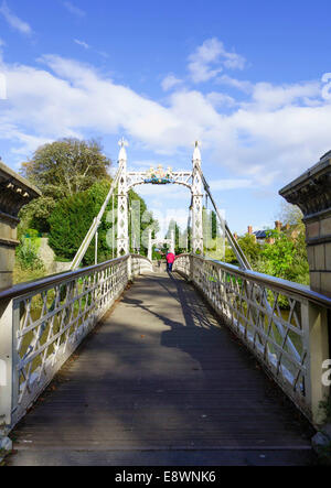 Pied de Victoria pont construit en fer forgé en 1898 et enjambant la rivière Wye Hereford Herefordshire UK Banque D'Images