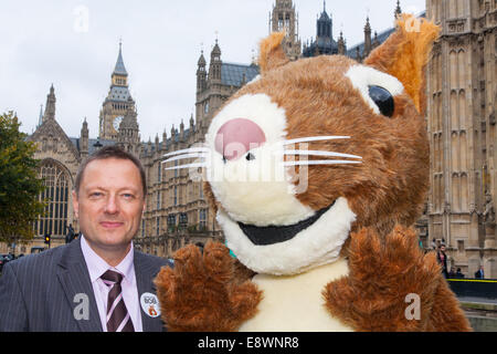 Londres, Royaume-Uni. 15 octobre, 2014. Les défenseurs de la nature accompagné d'un écureuil géant, Bob, exhorte les députés à voter pour 'Bob' lors d'un photocall à l'extérieur du Parlement. Leur but est d'obtenir les députés à appuyer la nature en Grande-Bretagne. Photo : Jason McCartney MP pose avec Bob l'écureuil rouge. Crédit : Paul Davey/Alamy Live News Banque D'Images