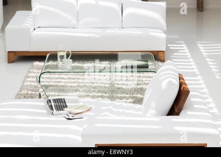 Ordinateur portable, canapés et table in modern living room Banque D'Images