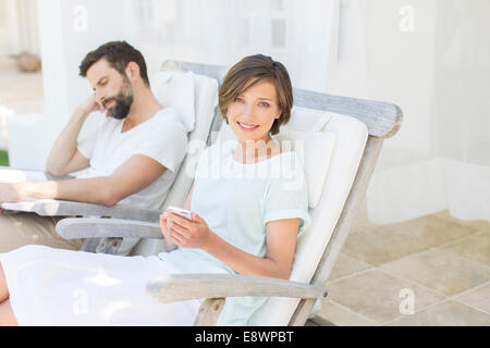 Couple de chaises de jardin en plein air Banque D'Images