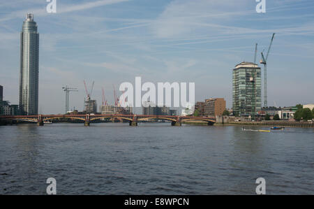 Une vue de l'Albert Embankment de la Tamise, Vauxhall Bridge et l'histoire 50 St Geoges wharf tower à Londres. Banque D'Images