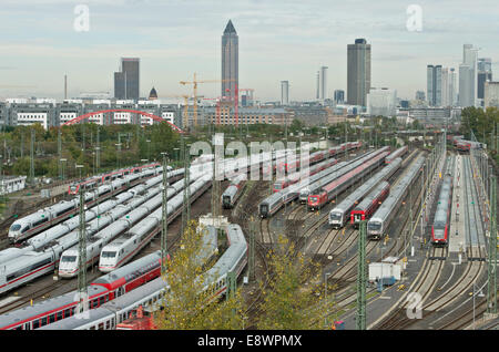 Francfort-sur-Main, Allemagne. 15 octobre, 2014. Stand des trains sur la voie d'évitement à la gare centrale de Frankfurt am Main, Allemagne, 15 octobre 2014. La grève des conducteurs de trains à l'origine de nombreuses annulations. Dpa : Crédit photo alliance/Alamy Live News Banque D'Images