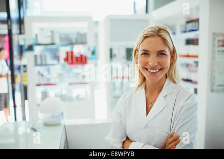 Pharmacist smiling in drugstore Banque D'Images