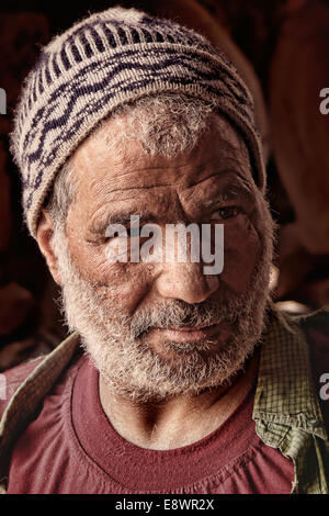 L'homme de la Poterie . Homme qui exploite un four à poterie brûler . Fayoum Egypte- Banque D'Images