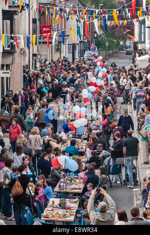 Presteigne, Powys, pays de Galles, Royaume-Uni. Une fête de rue pour célébrer le mariage en 2011 du prince William et Kate Middleton, maintenant duc et duchesse de Cambridge Banque D'Images