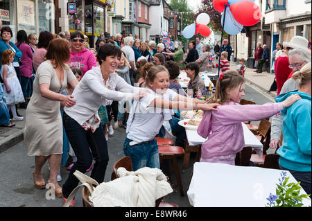 Presteigne, Powys, pays de Galles, Royaume-Uni. Danse lors d'une fête de rue pour célébrer le mariage de 2011 du prince William et Kate Middleton Banque D'Images