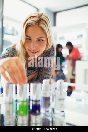 L'examen des produits de soin femme en pharmacie Banque D'Images