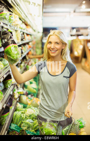 Woman shopping in grocery store Banque D'Images