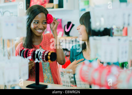 Women shopping together in store Banque D'Images